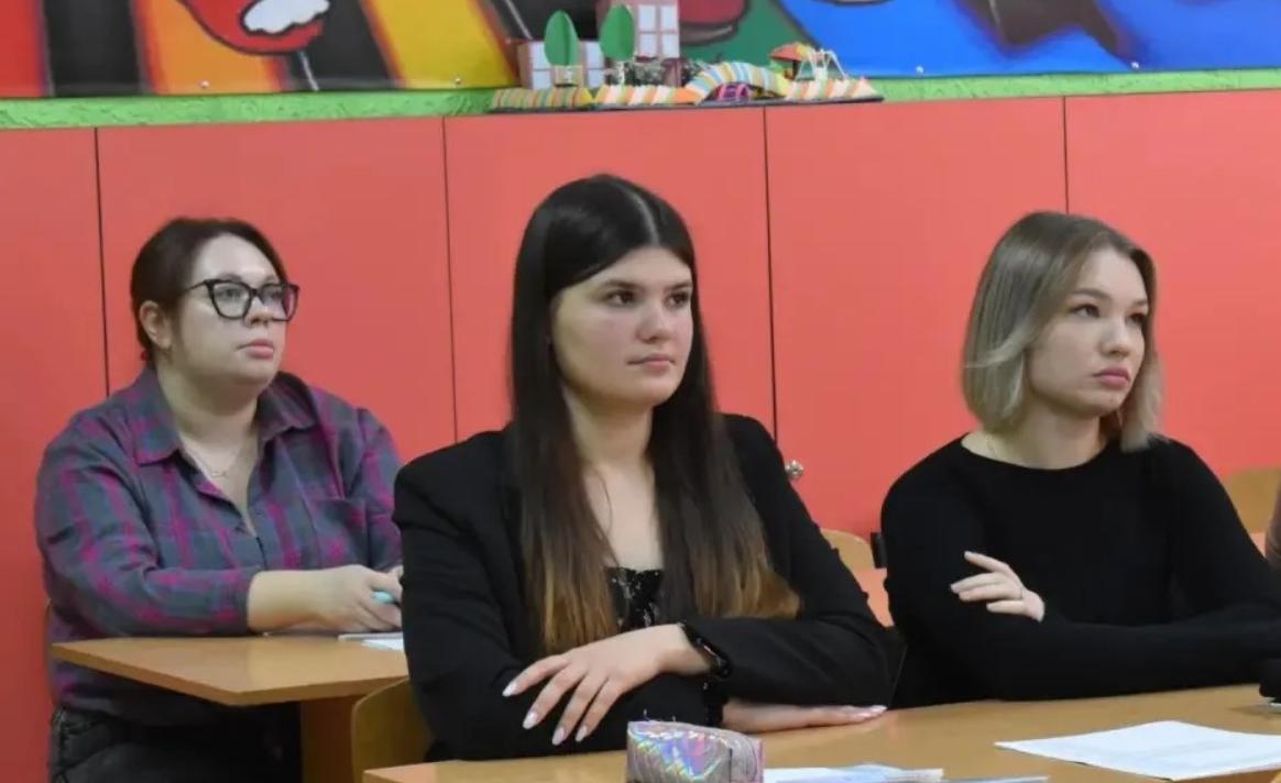 В ЛНР работают более 600 молодых педагогов