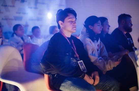 Иммерсивный концерт «Слушать сердцем» в «Алых парусах» объединил 130 учащихся, в том числе с ОВЗ и инвалидностью