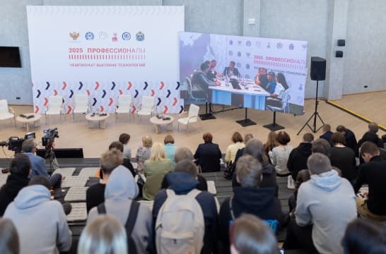 На панельной дискуссии в Великом Новгороде обсудили влияние ИИ на трансформацию профессий и систему образования