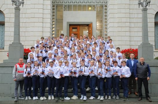 В «Артеке» торжественно вручили паспорта юным гражданам России