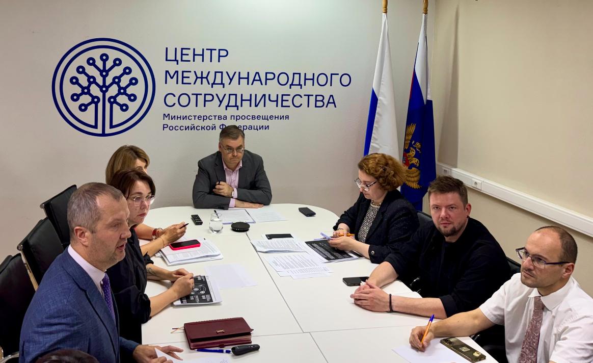 44 педагога отмечены благодарностями за верность проекту «Российский учитель за рубежом»