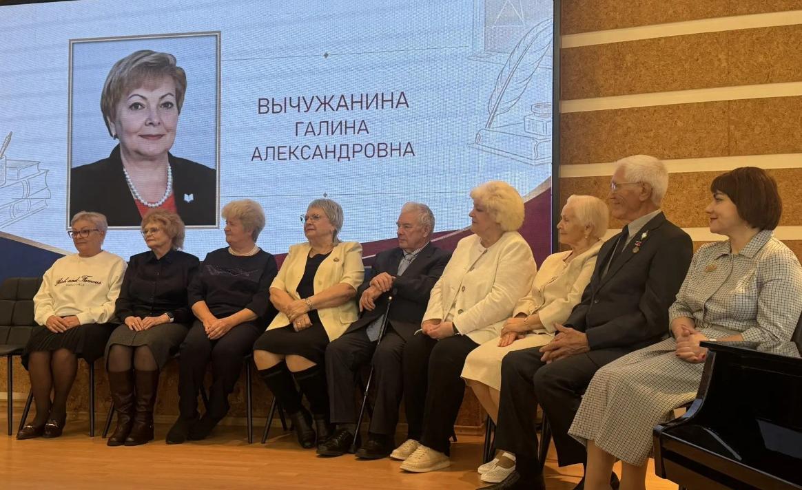Галерею почёта заслуженных работников образования открыли в преддверии Дня учителя в Красноярске