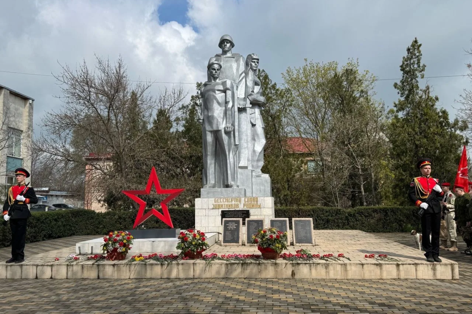 Крымские школьники заступили на Вахту Памяти поколений на Посту № 1 в Первомайском районе