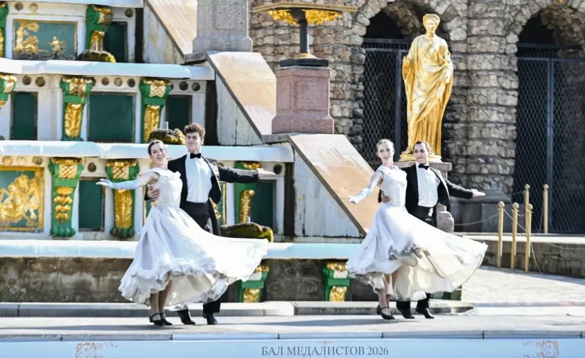 Медалистов Санкт-Петербурга и Мариуполя поздравили в Петергофе