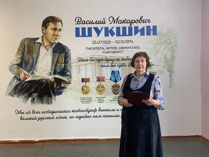 Мурал в честь Василия Шукшина открыли в барнаульской гимназии