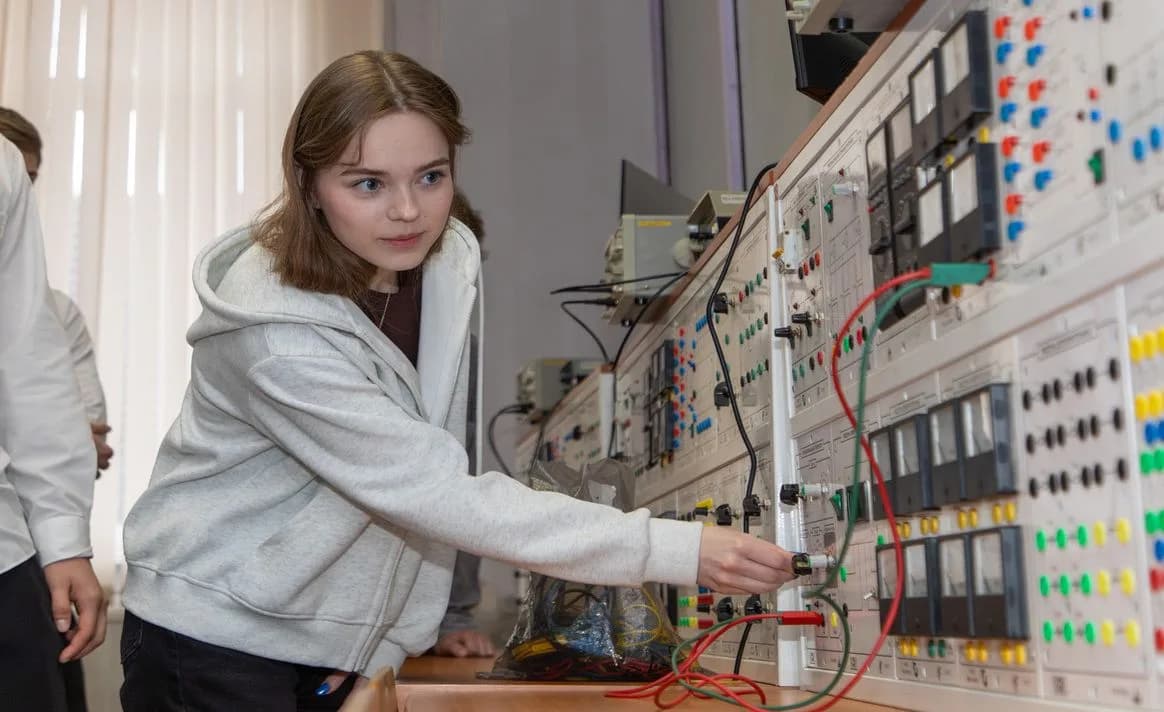 Около 25 тысяч московских школьников из предпрофессиональных классов посетили 33 ведущих вуза