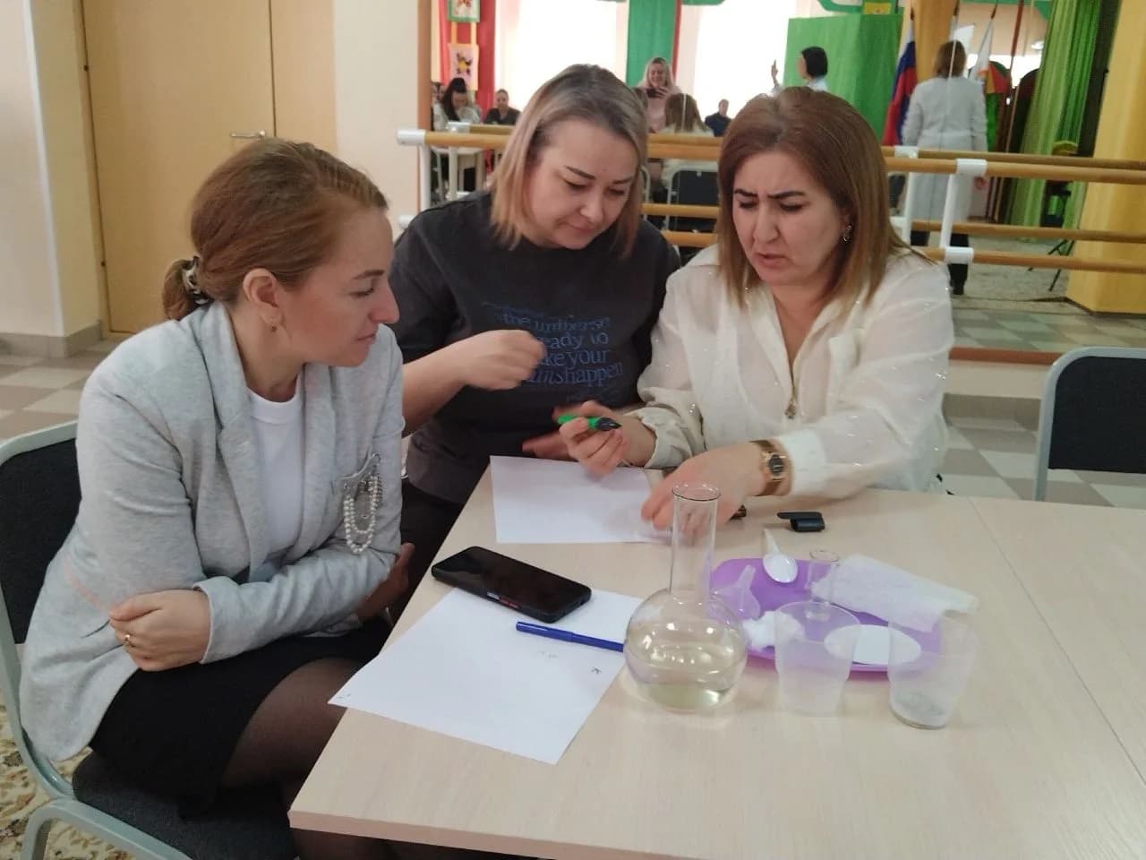 Педагоги омских детсадов обучаются проведению химических экспериментов