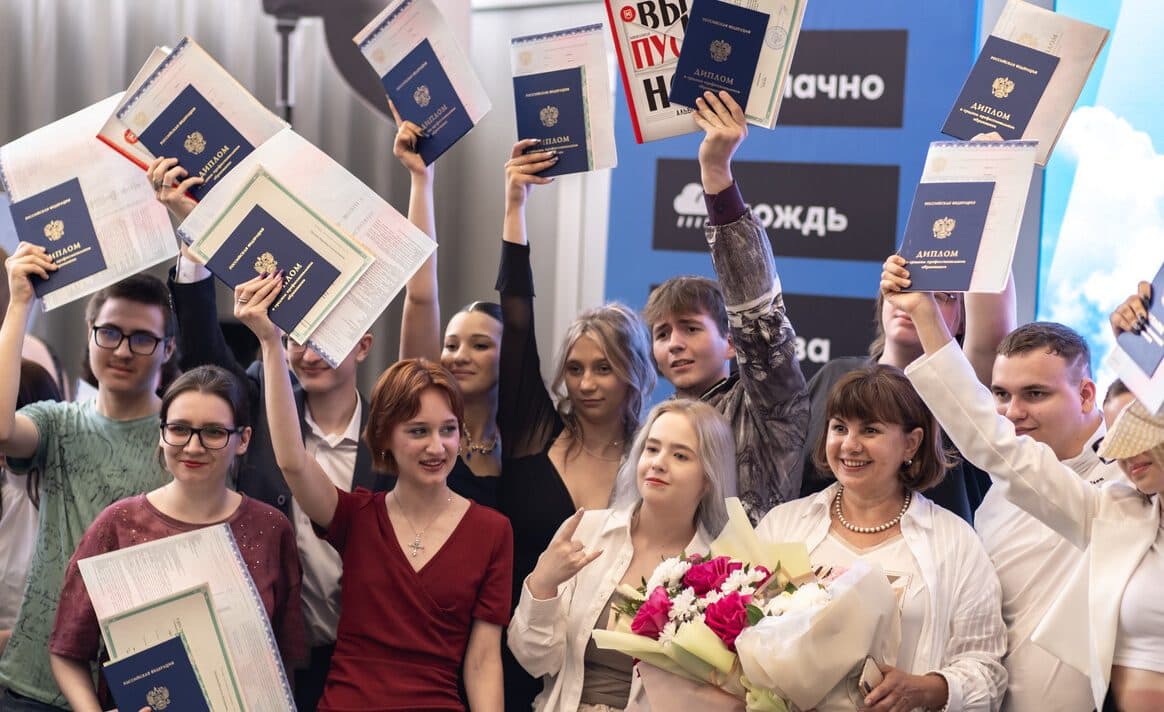 Почти 19 тысяч человек стали выпускниками колледжей и техникумов Кузбасса в 2026 году