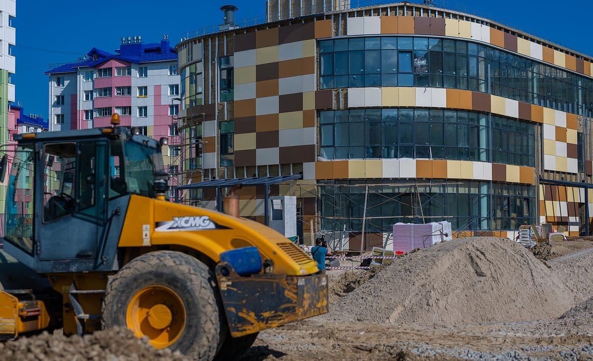 Самая большая школа в Ноябрьске ЯНАО готова на 65%