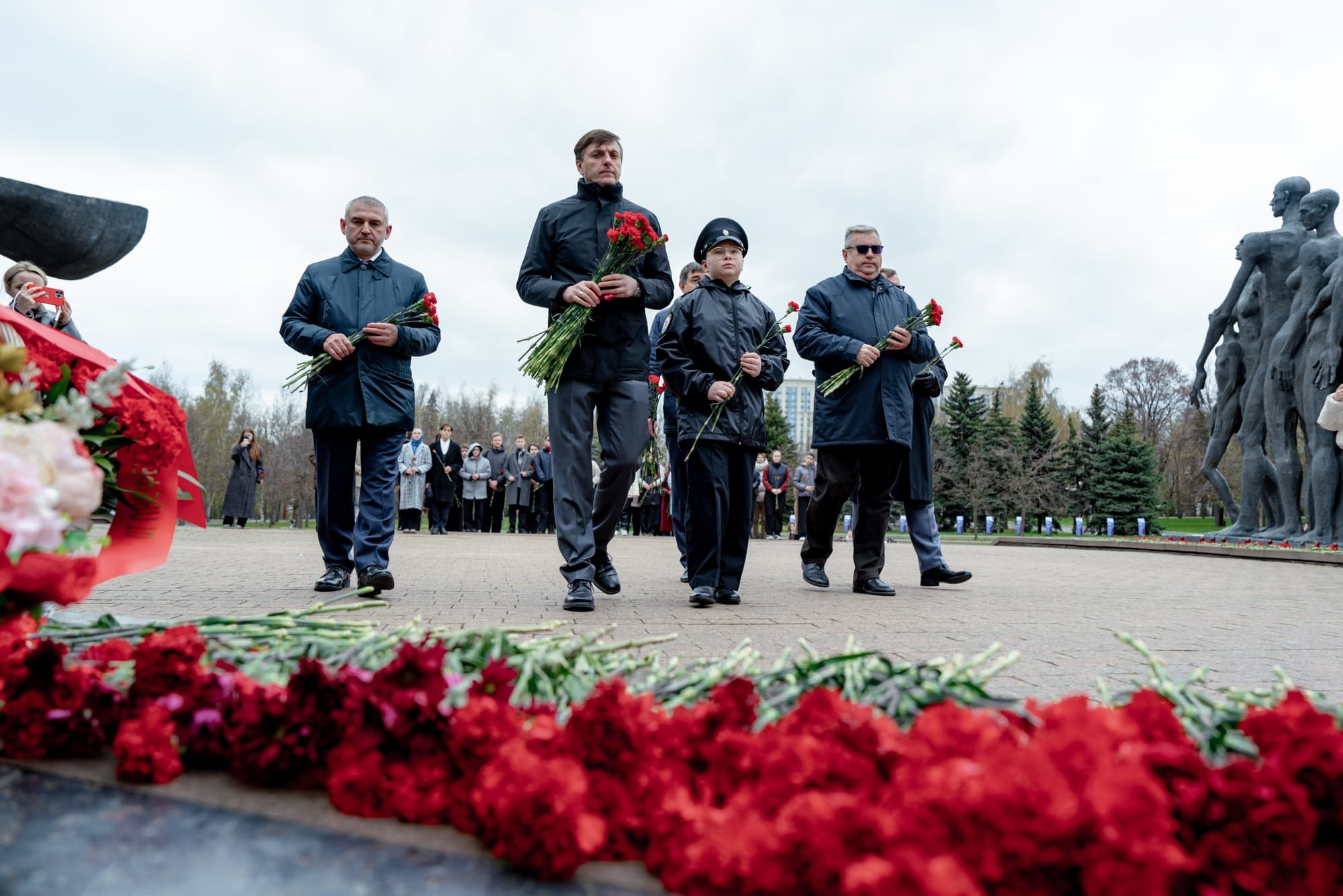 Сергей Кравцов почтил память жертв геноцида советского народа у мемориала «Трагедия народов» в Москве