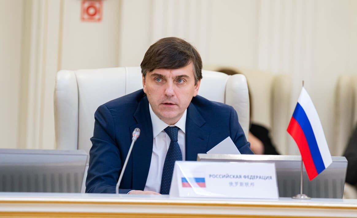 Сергей Кравцов предложил странам ШОС выработать общие подходы к регулированию использования ИИ и соцсетей в образовании