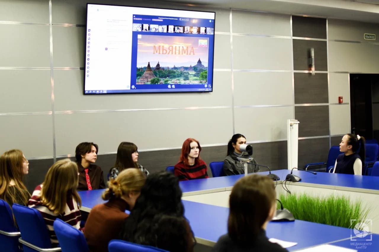 В АлтГПУ международный телемост объединил студентов России, Таджикистана и Мьянмы