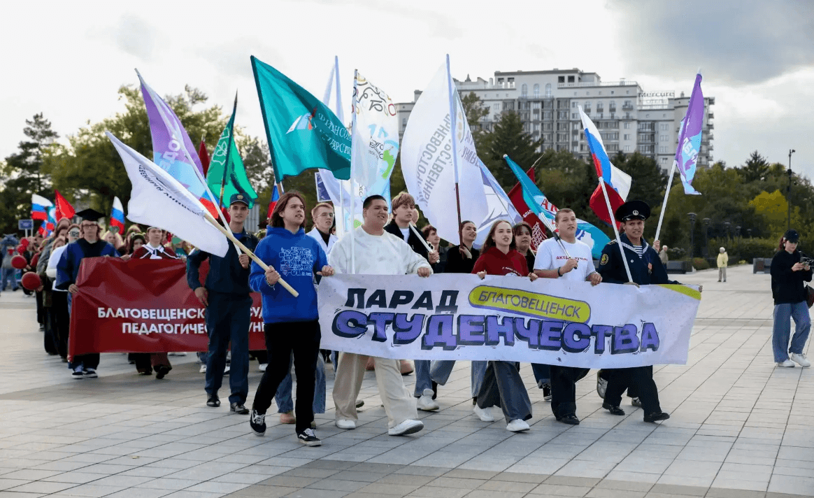 В Благовещенске Парад студенчества объединил 1 600 учащихся колледжей и вузов