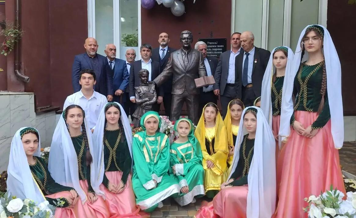 В дагестанском селе Хучни открыли памятник Учителю