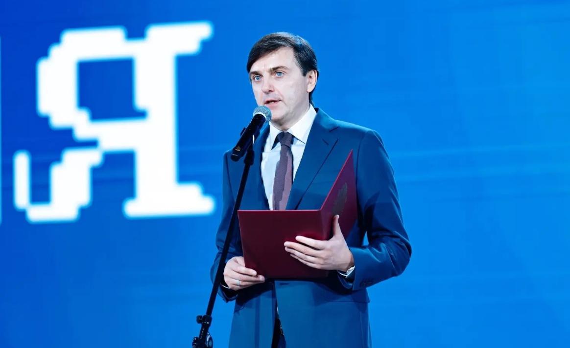 В День СПО Сергей Кравцов вручил нагрудный знак «Почётный наставник» руководителям колледжей