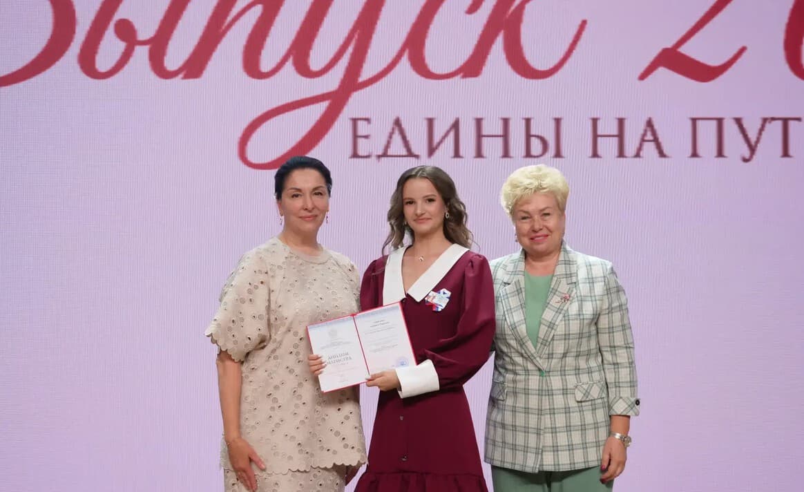 В Луганске вручили дипломы выпускникам педагогического университета