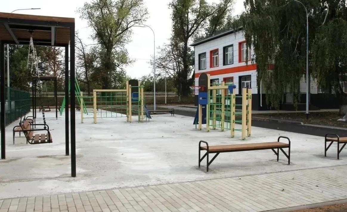 В обновлённой школе Докучаевска (ДНР) открыли баскетбольную и волейбольную площадки