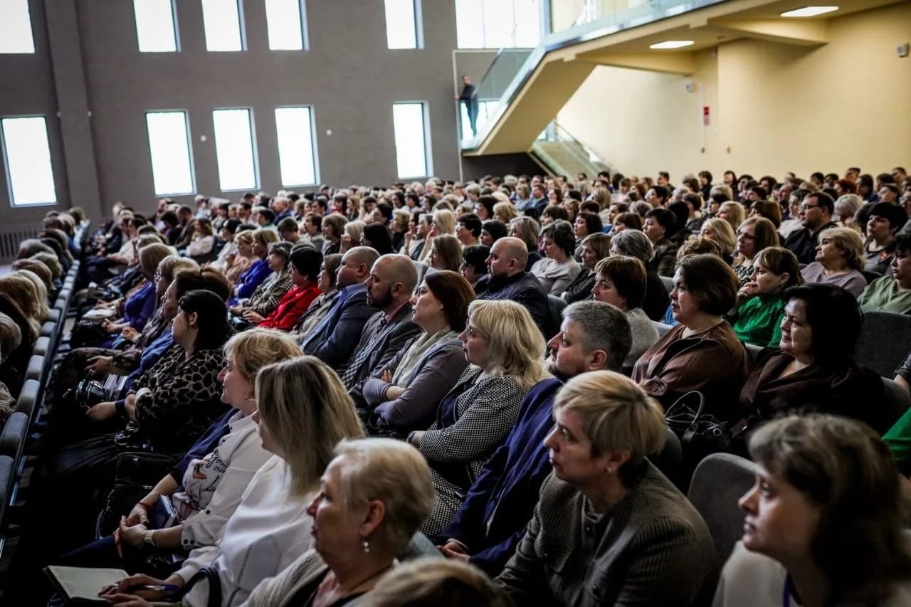 В Омске более 600 педагогов обсудили тенденции современного образования