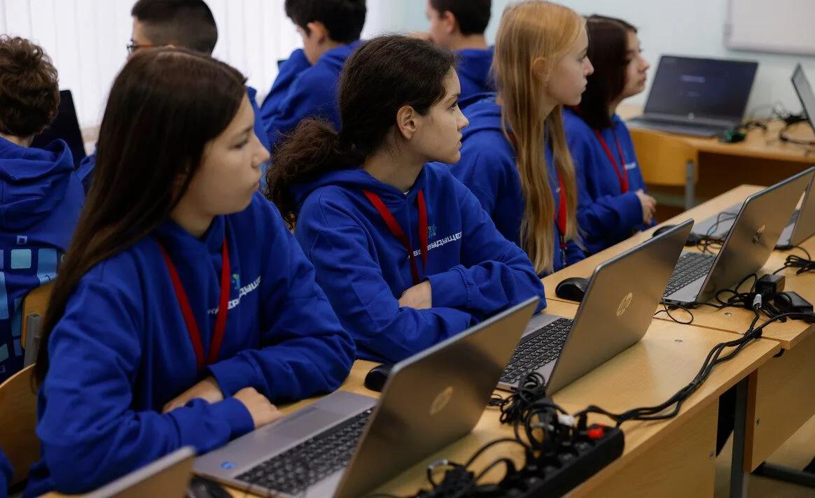 В Подмосковье впервые стартовала профильная киберсмена «Кибербудущее» для одарённых школьников