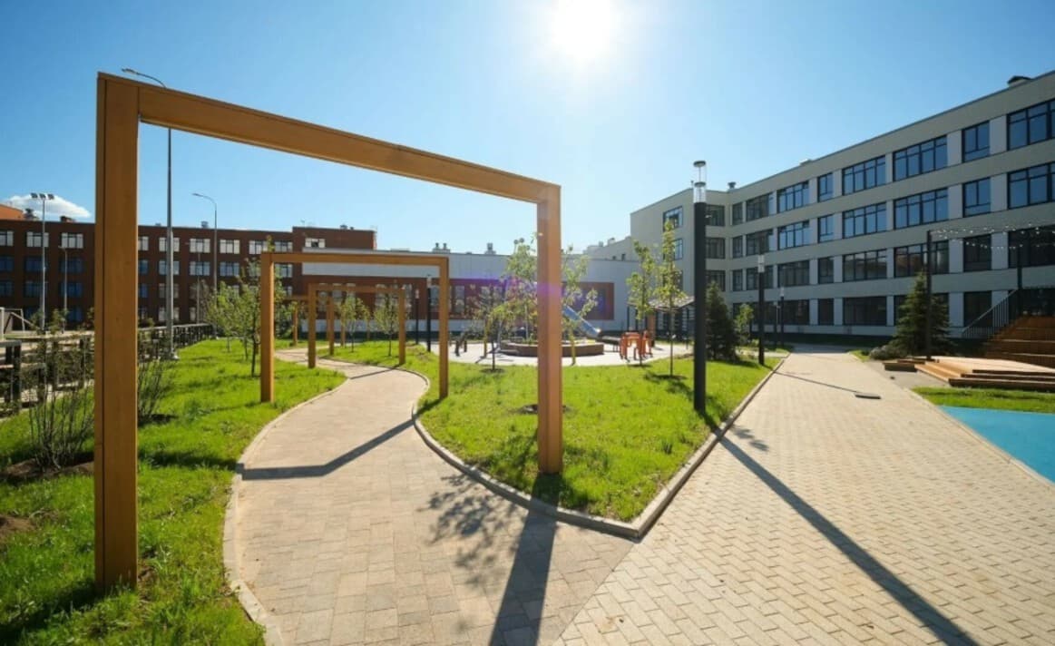 В Санкт-Петербурге построили школу со скалодромом и соляной пещерой