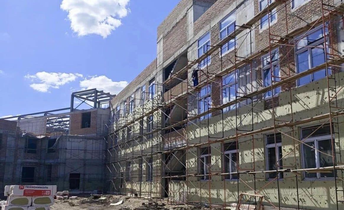 В селе Одесском Омской области строят школу на 550 мест