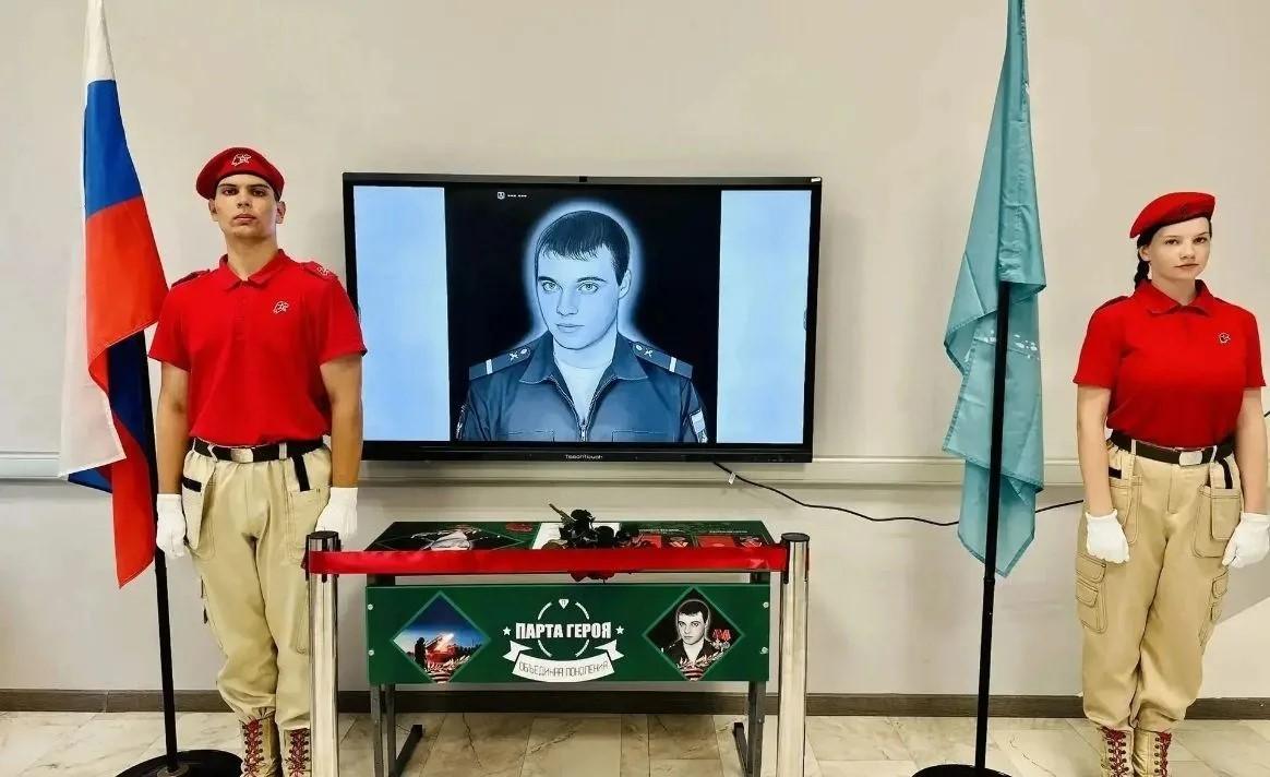 В школе Южно-Сахалинска открыли Парту Героя в честь участника СВО