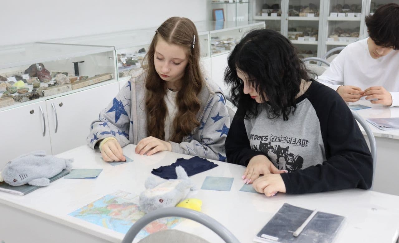 В технопарке ОмГПУ юные геологи исследовали уникальные образцы янтаря