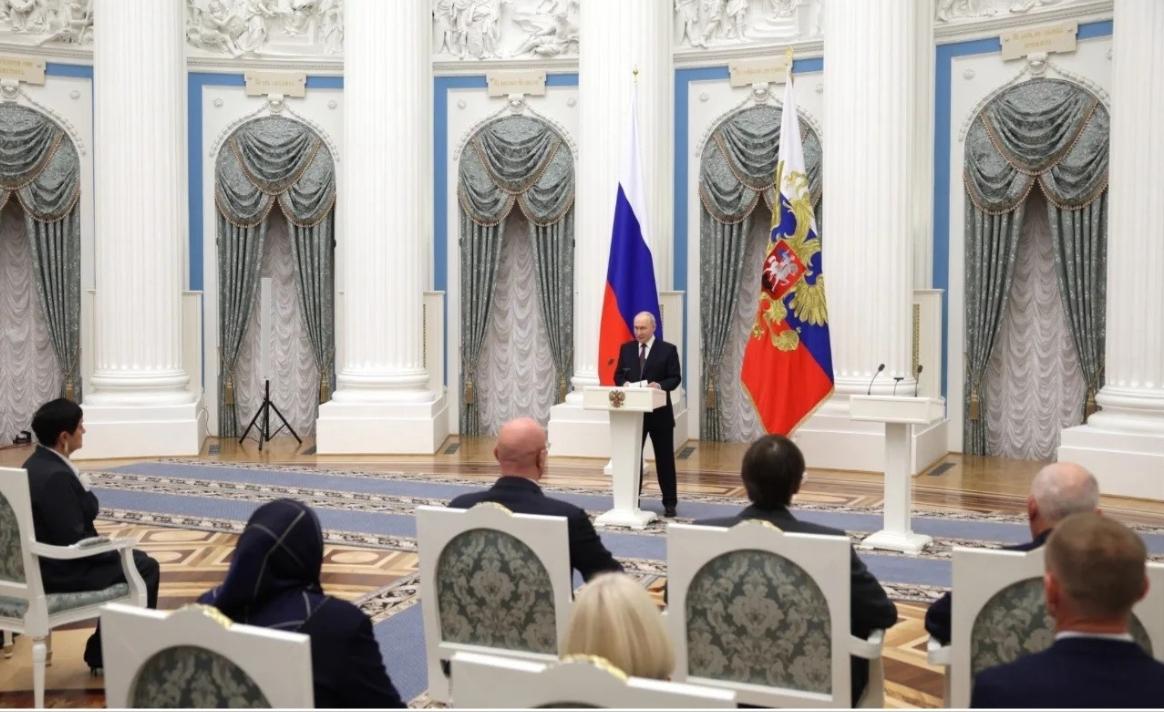 Владимир Путин отметил заслуги педагогов участников программы «Время героев» в День учителя