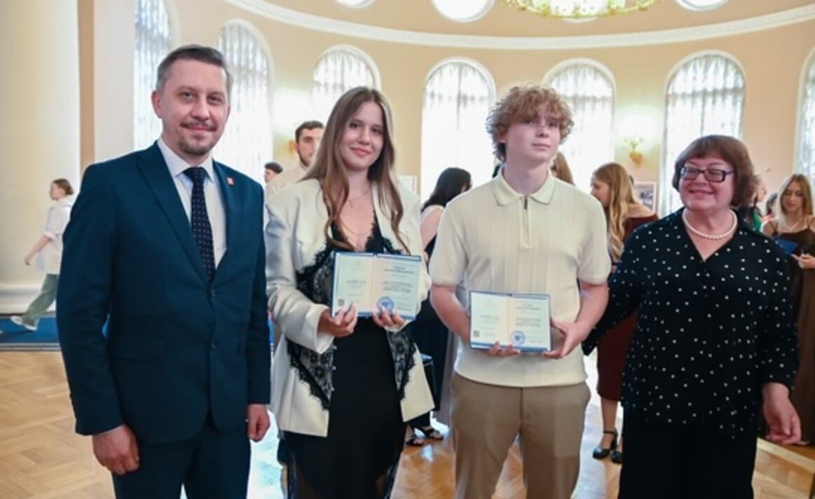Выпускникам из ДНР вручили аттестаты в Таврическом дворце Санкт-Петербурга